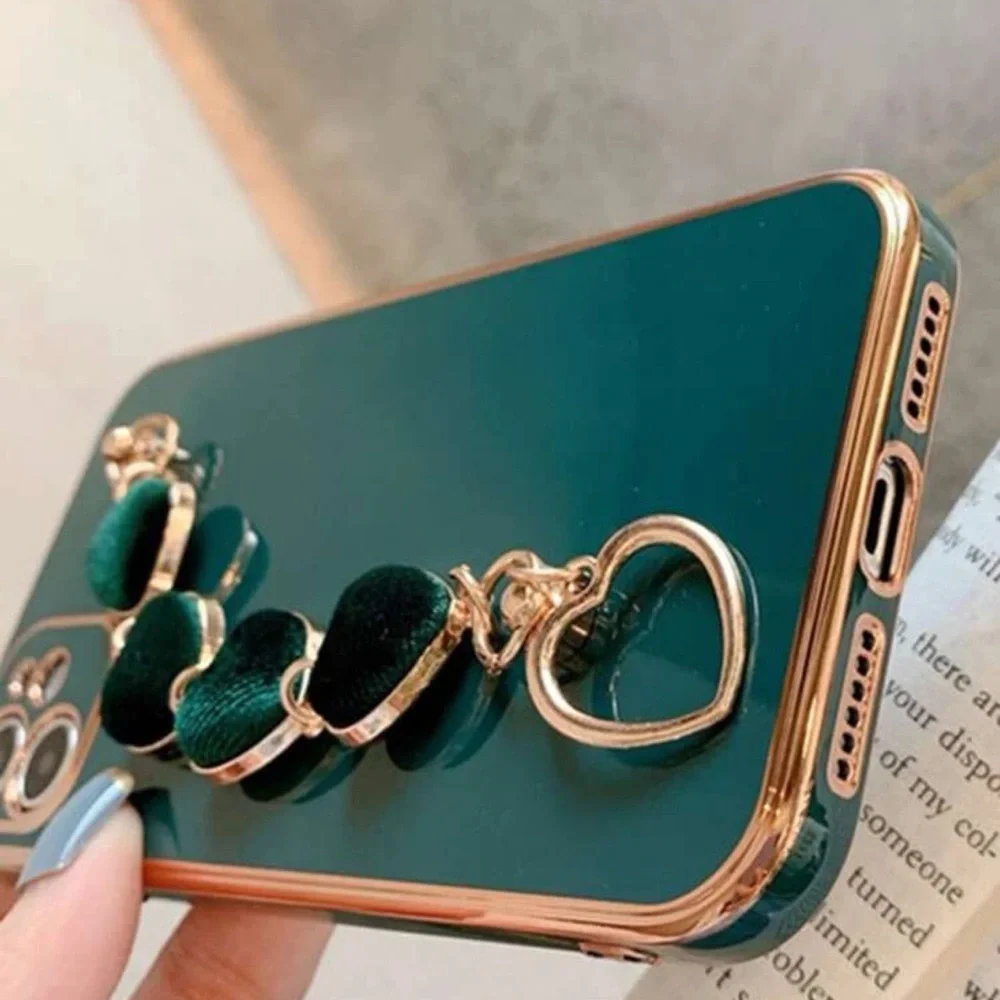 1pc iPhone 15Pro Solid Color Plated Edge Plush Heart Bracelet Phone Case